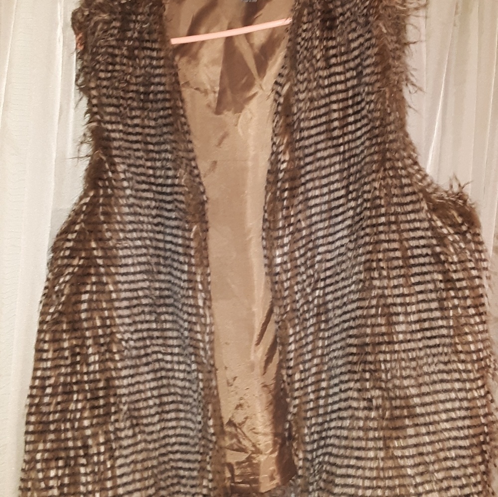 Faux fur sleeveless jacket. Size xl